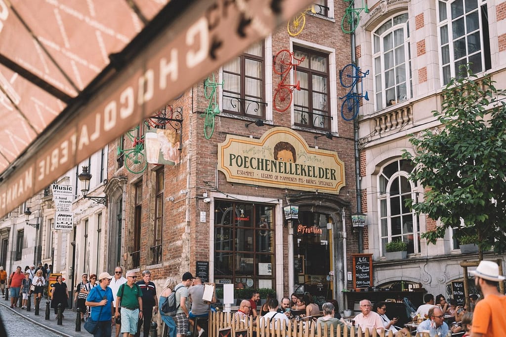Poechenellekelder – Un bar pittoresque près du Manneken Pis